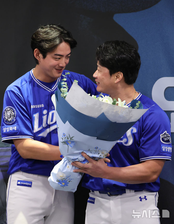 [인천=뉴시스] 배훈식 기자 = 삼성 라이온즈 '끝판대장' 투수 오승환(오른쪽)이 7일 오후 인천 연수구 오라카이 송도파크 호텔에서 열린 은퇴 기자회견에서 구자욱에게 꽃다발을 받고 있다. 2025.08.07. dahora83@newsis.com
