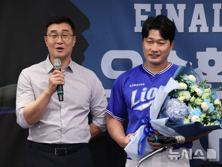 [인천=뉴시스] 배훈식 기자 = 이종열(왼쪽) 삼성 라이온즈 단장이 7일 오후 인천 연수구 오라카이 송도파크 호텔에서 열린 '끝판대장' 투수 오승환 은퇴 기자회견에서 발언하고 있다. 2025.08.07. dahora83@newsis.com