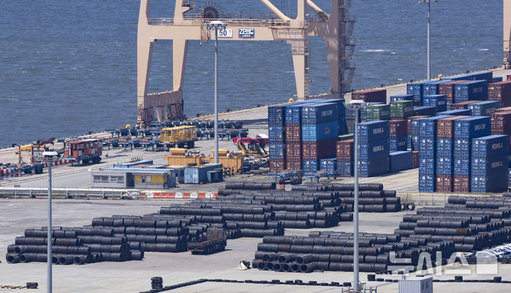 [평택=뉴시스] 김근수 기자 = 7일 경기 평택항 부두 야적장에 철강과 수출용 컨테이너들이 쌓여 있다.2025.08.07. ks@newsis.com