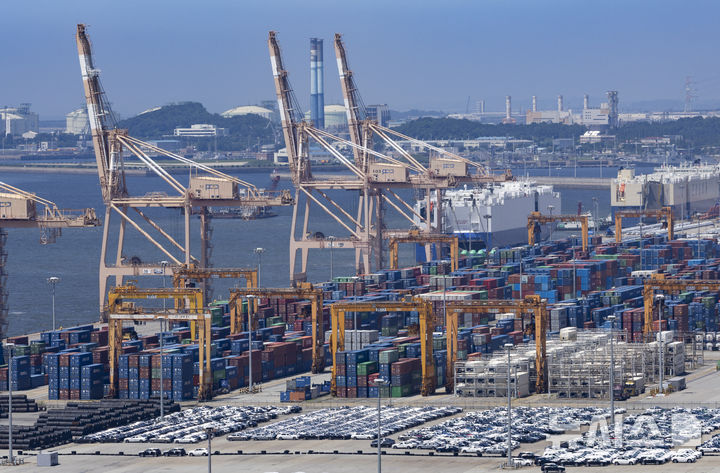 [평택=뉴시스] 김근수 기자 = 경기 평택항 부두 야적장에 수출용 컨테이너와 차량들이 쌓여 있다. 2025.08.07. ks@newsis.com