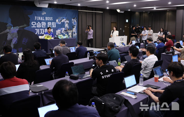 [인천=뉴시스] 배훈식 기자 = 삼성 라이온즈 '끝판대장' 투수 오승환이 7일 오후 인천 연수구 오라카이 송도파크 호텔에서 은퇴 기자회견을 하고 있다. 2025.08.07. dahora83@newsis.com