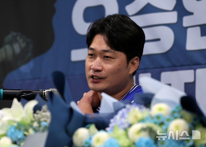 [인천=뉴시스] 배훈식 기자 = 삼성 라이온즈 '끝판대장' 투수 오승환이 7일 오후 인천 연수구 오라카이 송도파크 호텔에서 은퇴 기자회견을 하고 있다. 2025.08.07. dahora83@newsis.com