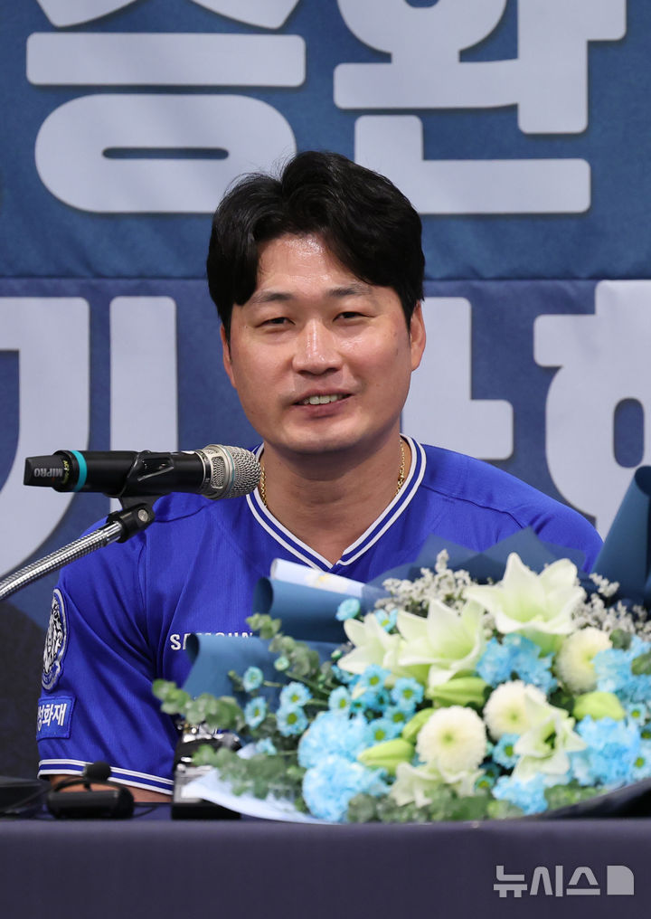 [인천=뉴시스] 배훈식 기자 = 삼성 라이온즈 '돌부처' 투수 오승환이 7일 오후 인천 연수구 오라카이 송도파크 호텔에서 은퇴 기자회견을 하며 옅은 미소를 짓고 있다. 2025.08.07. dahora83@newsis.com