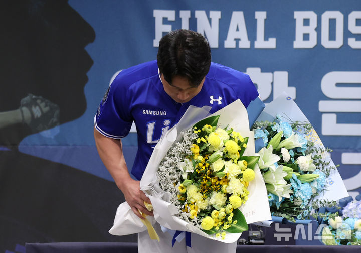 [인천=뉴시스] 배훈식 기자 = 삼성 라이온즈 '끝판대장' 투수 오승환이 7일 오후 인천 연수구 오라카이 송도파크 호텔에서 은퇴 기자회견을 마친 뒤 고개숙여 인사하고 있다. 2025.08.07. dahora83@newsis.com