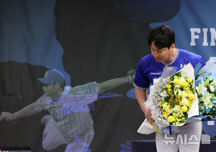 [인천=뉴시스] 배훈식 기자 = 삼성 라이온즈 '끝판대장' 투수 오승환이 7일 오후 인천 연수구 오라카이 송도파크 호텔에서 은퇴 기자회견을 마친 뒤 고개숙여 인사하고 있다. 2025.08.07. dahora83@newsis.com