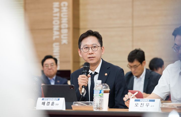 [서울=뉴시스] 배경훈 과학기술정보통신부 장관이 7일 오후 충북 청주시 충북대학교에서 열린 현장 중심 기초연구 정책 추진을 위한 지역 대학 방문 현장간담회에 참석해 발언하고 있다. (사진=과학기술정보통신부 제공) 2025.08.07. photo@newsis.com *재판매 및 DB 금지