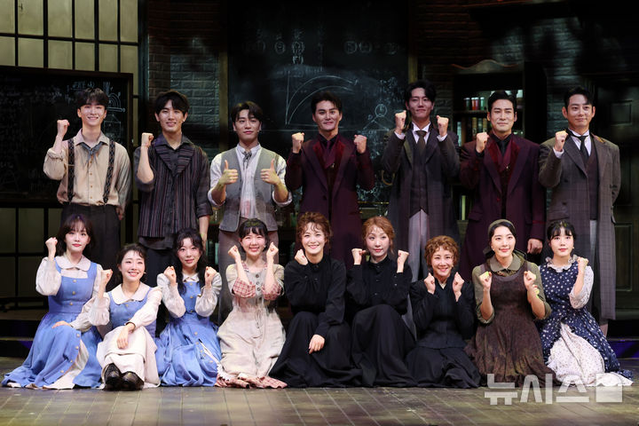 [서울=뉴시스] 박진희 기자 = 뮤지컬 '마리퀴리' 출연 배우들이 7일 서울 강남구 광림아트센터 BBCH홀에서 주요 장면을 시연을 마치고 기념촬영을 하고 있다. 2025.08.07. pak7130@newsis.com