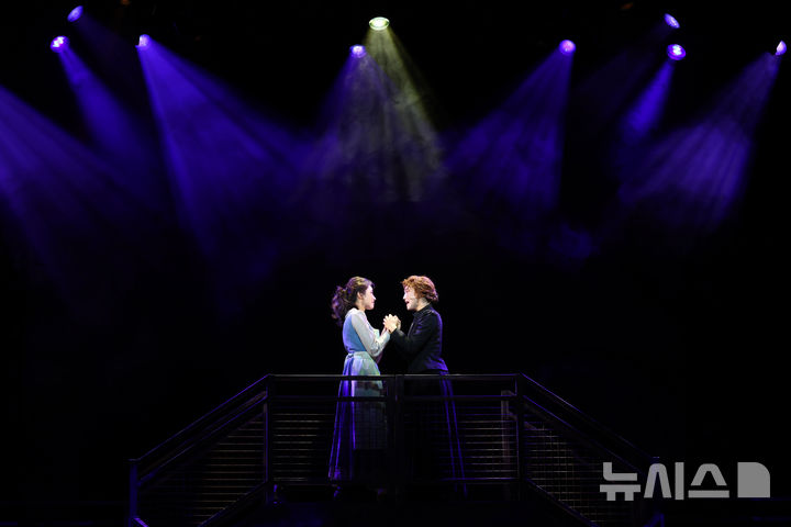 [서울=뉴시스] 박진희 기자 = 뮤지컬 '마리퀴리' 출연 배우들이 7일 서울 강남구 광림아트센터 BBCH홀에서 주요 장면을 시연하고 있다. 2025.08.07. pak7130@newsis.com