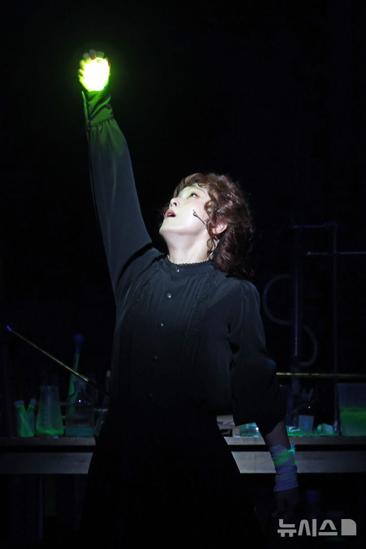 [서울=뉴시스] 박진희 기자 = 뮤지컬 '마리퀴리' 출연 배우가 7일 서울 강남구 광림아트센터 BBCH홀에서 주요 장면을 시연하고 있다. 2025.08.07. pak7130@newsis.com