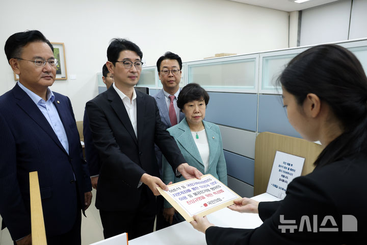 [서울=뉴시스] 고승민 기자 = 국민의힘 주진우 등 법사위원들이 7일 서울 여의도 국회 의안과에서 '이춘석 등 국정기획위원회의 차명계좌를 통한 미공개 정보 이용 등 불공정거래 행위의 진상규명을 위한 특검법'을 제출하고 있다. 2025.08.07. kkssmm99@newsis.com