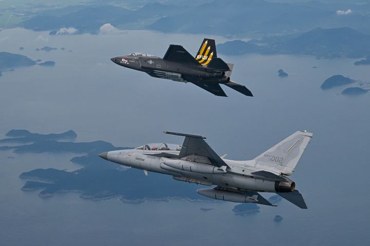 [서울=뉴시스] 이영수 공군참모총장과 이브라힘 나세르 모하메드 알 알라위 아랍에미리트연합국(UAE) 국방차관이 7일 공군 사천기지에서 FA-50, KF-21에 각각 탑승해 국산항공기의 우수성을 체험하는 우정비행을 실시하고 있다. (사진=공군 제공) 2025.08.07. photo@newsis.com *재판매 및 DB 금지