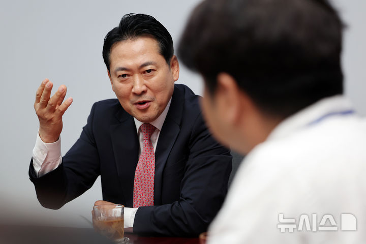 [서울=뉴시스] 김명년 기자 = 장동혁 국민의힘 당대표 후보가 지난 7일 서울 여의도 국회 의원회관에서 뉴시스와 인터뷰하고 있다. 2025.08.08. kmn@newsis.com