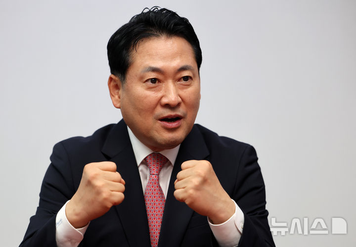 [서울=뉴시스] 김명년 기자 = 장동혁 국민의힘 당대표 후보가 지난 7일 서울 여의도 국회 의원회관에서 뉴시스와 인터뷰하고 있다. 2025.08.08. kmn@newsis.com