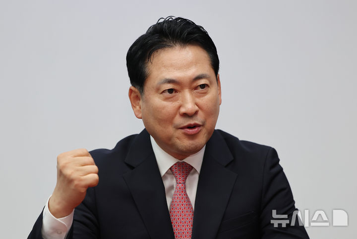 [서울=뉴시스] 김명년 기자 = 장동혁 국민의힘 당대표 후보가 지난 7일 서울 여의도 국회 의원회관에서 뉴시스와 인터뷰하고 있다. 2025.08.08. kmn@newsis.com
