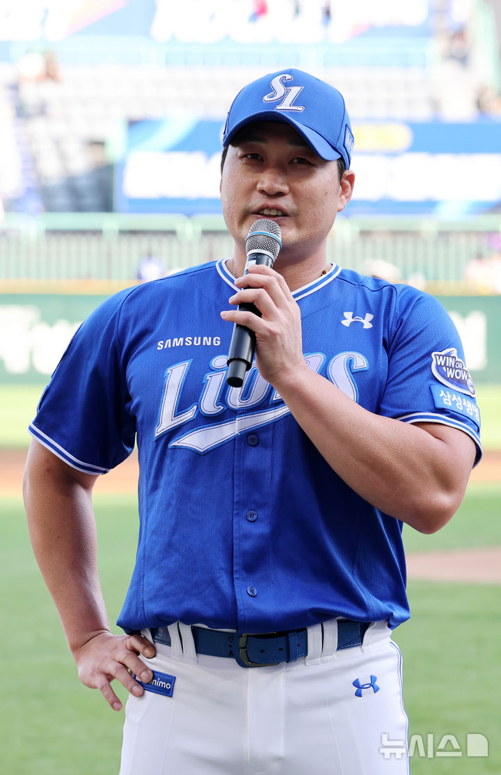 [인천=뉴시스] 배훈식 기자 = 올 시즌을 끝으로 은퇴를 선언한 삼성 오승환이 7일 오후 인천 미추홀구 인천SSG랜더스필드에서 열린 2025 신한 쏠뱅크 KBO리그 SSG 랜더스와 삼성 라이온즈의 경기에 앞서 관중들에게 인사하고 있다. 2025.08.07. dahora83@newsis.com