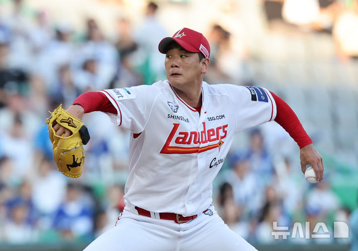 [인천=뉴시스] 배훈식 기자 = 7일 오후 인천 미추홀구 인천SSG랜더스필드에서 열린 2025 신한 쏠뱅크 KBO리그 SSG 랜더스와 삼성 라이온즈의 경기, 1회초 SSG 선발 김광현이 역투하고 있다. 2025.08.07. dahora83@newsis.com