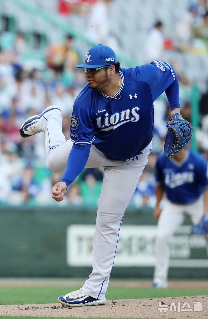 [인천=뉴시스] 배훈식 기자 = 7일 오후 인천 미추홀구 인천SSG랜더스필드에서 열린 2025 신한 쏠뱅크 KBO리그 SSG 랜더스와 삼성 라이온즈의 경기, 1회말 삼성 선발 후라도가 역투하고 있다. 2025.08.07. dahora83@newsis.com