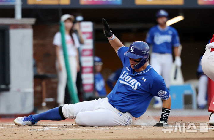 [인천=뉴시스] 배훈식 기자 = 7일 오후 인천 미추홀구 인천SSG랜더스필드에서 열린 2025 신한 쏠뱅크 KBO리그 SSG 랜더스와 삼성 라이온즈의 경기, 2회초 무사 2, 3루 상황에서 삼성 김헌곤의 희생 플라이에 강민호가 득점하고 있다. 2025.08.07. dahora83@newsis.com