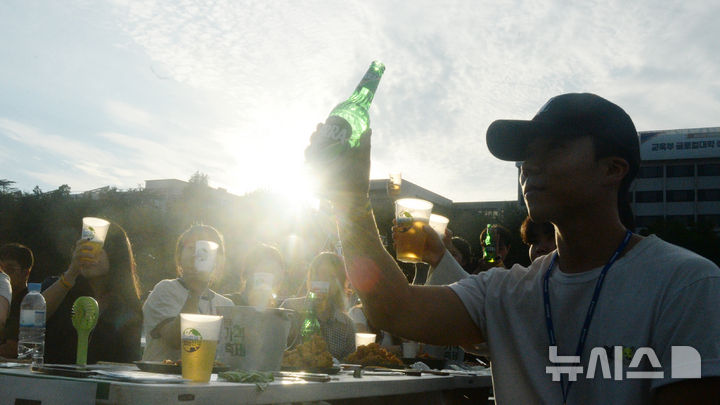 [전주=뉴시스] 김얼 기자 = 2025 전주가맥축제 개막일인 7일 전북 전주시 전주대학교 대운동장을 찾은 시민들이 가맥축제를 즐기고 있다. 2025.08.07. pmkeul@newsis.com