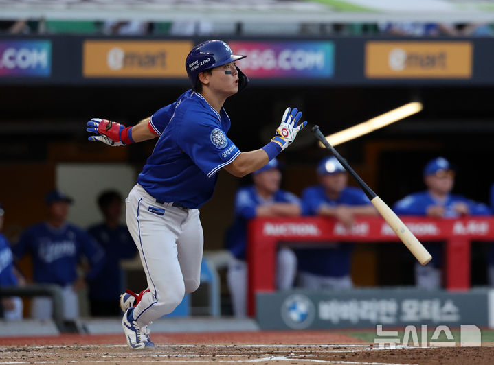 [인천=뉴시스] 배훈식 기자 = 7일 오후 인천 미추홀구 인천SSG랜더스필드에서 열린 2025 신한 쏠뱅크 KBO리그 SSG 랜더스와 삼성 라이온즈의 경기, 2회초 2사 2, 3루 상황에서 삼성 박승규가 2타점 적시타를 날리고 있다. 2025.08.07. dahora83@newsis.com