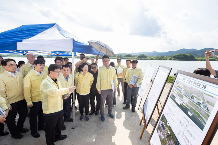 [서울=뉴시스] 이영환 기자 = 김성환 환경부 장관이 7일 경북 구미시 해평취수장을 찾아 낙동강 취수원 다변화 사업방안을 점검하고 있다. (사진=환경부 제공) 2025.08.07. photo@newsis.com *재판매 및 DB 금지