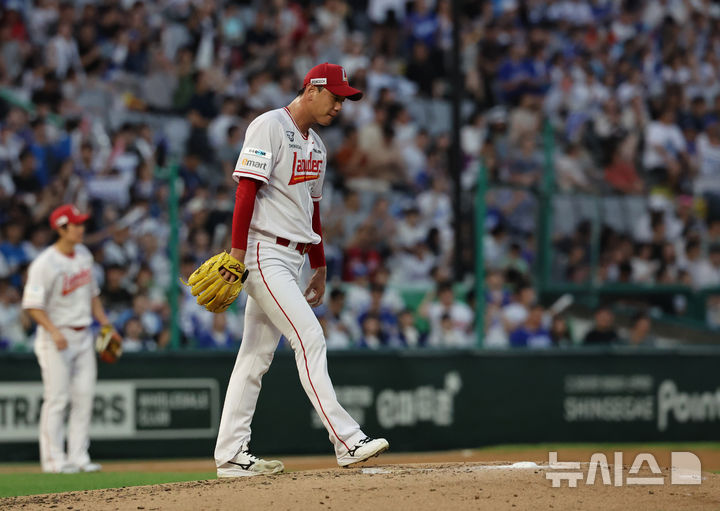 [인천=뉴시스] 배훈식 기자 = 7일 오후 인천 미추홀구 인천SSG랜더스필드에서 열린 2025 신한 쏠뱅크 KBO리그 SSG 랜더스와 삼성 라이온즈의 경기, 4회까지 6실점한 SSG 선발 김광현이 고개를 숙인 채 마운드로 향하고 있다. 2025.08.07. dahora83@newsis.com