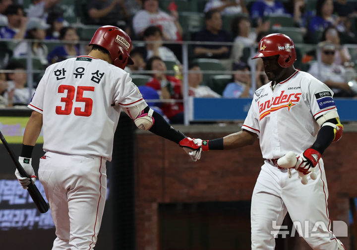 [인천=뉴시스] 배훈식 기자 = 7일 오후 인천 미추홀구 인천SSG랜더스필드에서 열린 2025 신한 쏠뱅크 KBO리그 SSG 랜더스와 삼성 라이온즈의 경기, 5회말 추격의 솔로 홈런을 터뜨린 SSG 에레디아가 세리머니를 하고 있다. 2025.08.07. dahora83@newsis.com