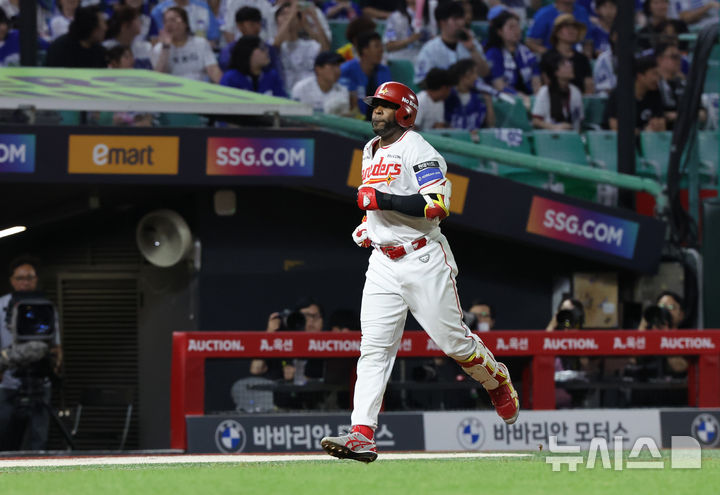 [인천=뉴시스] 배훈식 기자 = 7일 오후 인천 미추홀구 인천SSG랜더스필드에서 열린 2025 신한 쏠뱅크 KBO리그 SSG 랜더스와 삼성 라이온즈의 경기, 5회말 추격의 솔로 홈런을 터뜨린 SSG 에레디아가 그라운드를 돌고 있다. 2025.08.07. dahora83@newsis.com