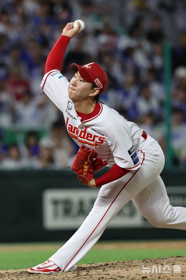 [인천=뉴시스] 배훈식 기자 = 7일 오후 인천 미추홀구 인천SSG랜더스필드에서 열린 2025 신한 쏠뱅크 KBO리그 SSG 랜더스와 삼성 라이온즈의 경기, 8회초 SSG 구원 투수 송영진이 역투하고 있다. 2025.08.07. dahora83@newsis.com