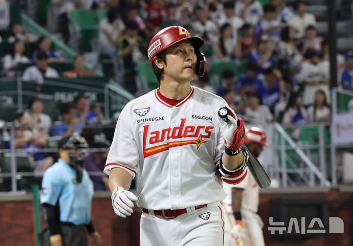 [인천=뉴시스] 배훈식 기자 = 7일 오후 인천 미추홀구 인천SSG랜더스필드에서 열린 2025 신한 쏠뱅크 KBO리그 SSG 랜더스와 삼성 라이온즈의 경기, 9회말 마지막 타석에서 삼진을 당한 SSG 최정이 덕아웃으로 향하고 있다. 최정은 이날까지 1497득점으로 KBO 최초 1500득점까지 3점만을 남겨두고 있다. 2025.08.07. dahora83@newsis.com