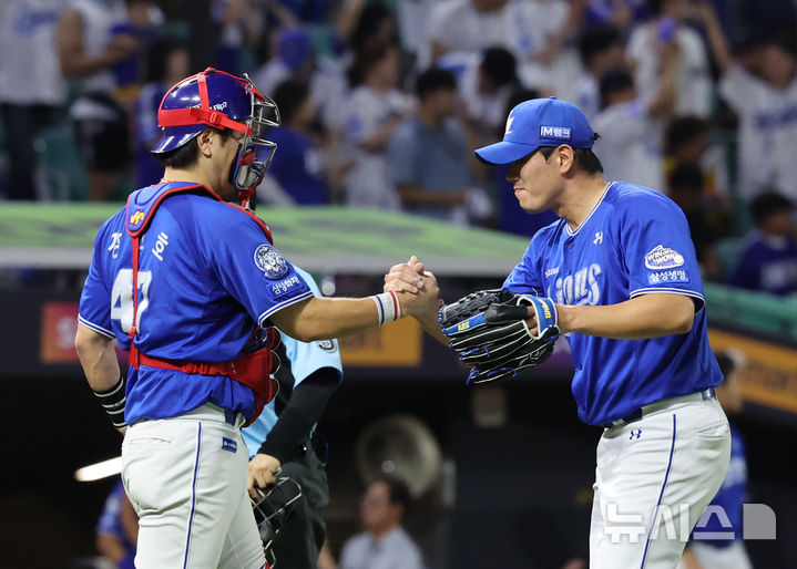 [인천=뉴시스] 배훈식 기자 = 7일 오후 인천 미추홀구 인천SSG랜더스필드에서 열린 2025 신한 쏠뱅크 KBO리그 SSG 랜더스와 삼성 라이온즈의 경기, 6-1로 승리를 거둔 삼성 김재윤과 강민호가 세리머니를 하고 있다. 2025.08.07. dahora83@newsis.com