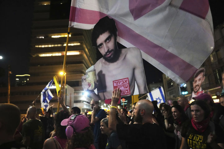 [텔아비브=AP/뉴시스] 8월 7일 이스라엘 텔아비브에서 시위대가 가자지구에 억류 중인 인질 에비아타 데이비드의 수척한 모습의 사진을 들고 전쟁 종식을 촉구하고 있다. 이스라엘의 가자 점령계획에 대한 반대시위가 9일에도 국내외로 확산 중이다. 2025.08.10.