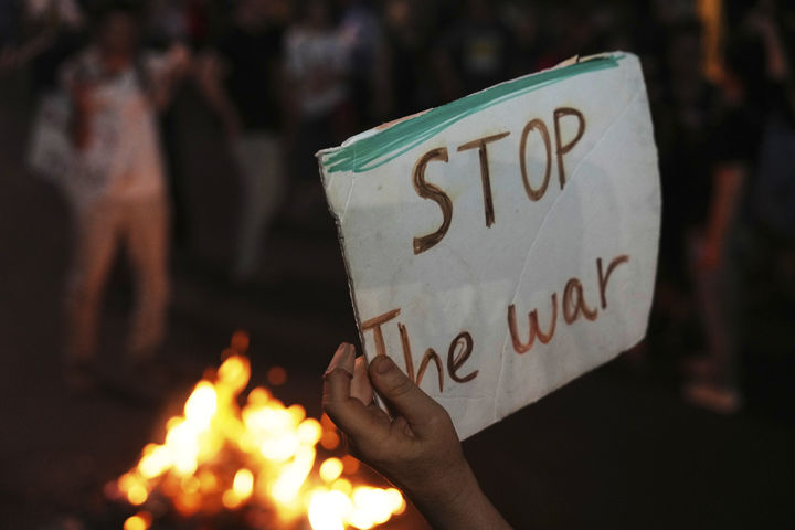 [텔아비브=AP/뉴시스] 7일(현지 시간) 이스라엘 텔아비브에서 시위대가 가자지구 완전 점령을 목표로 한 군사 작전에 반대하며 인질 석방 및 전쟁 종식을 촉구하고 있다. 2025.08.09.