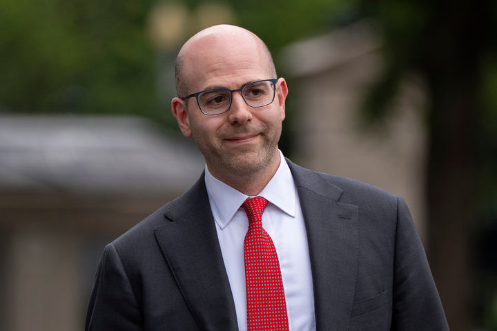 [워싱턴=AP/뉴시스]스티븐 미란 미국백악관 국가경제자문위원장이 지난 6월 17일 백악관 경내를 걸어가고 있다. 2025.08.08.