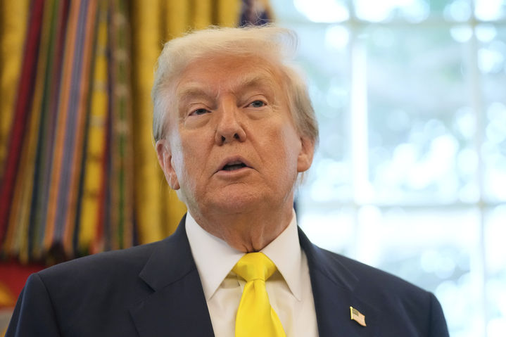 [워싱턴=AP/뉴시스] 도널드 트럼프 미국 대통령이 7일(현지 시간) 백악관 오벌 오피스에서 긴급 기자회견을 하고 있다. 트럼프 대통령은 이날 보수 성향 싱크탱크인 헤리티지 재단의 수석 방문 연구원 스티븐 무어와 함께 자신의 경제 성과를 부각 시켰다. 2025.08.08.