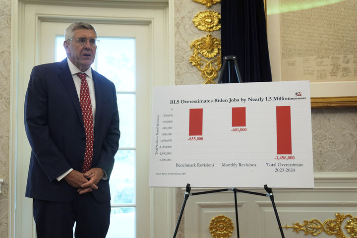 [워싱턴=AP/뉴시스] 보수 성향 싱크탱크인 헤리티지 재단의 수석 방문 연구원 스티븐 무어가 7일(현지 시간) 백악관 오벌 오피스에서 트럼프 정부의 경제 성과에 대해 발언하고 있다. 2025.08.08.