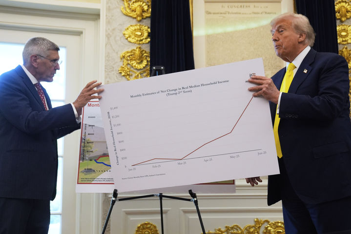 [워싱턴=AP/뉴시스] 도널드 트럼프 미국 대통령이 7일(현지 시간) 백악관 오벌 오피스에서 보수 성향 싱크탱크인 헤리티지 재단의 수석 방문 연구원 스티븐 무어의 발언을 듣고 있다. 2025.08.08.