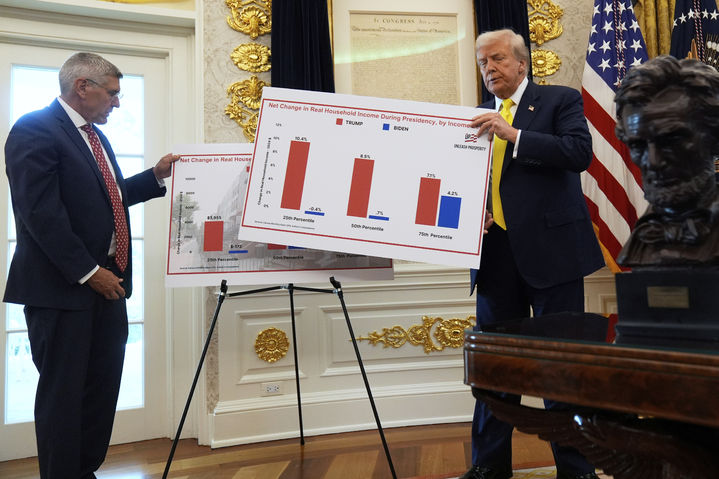 [워싱턴=AP/뉴시스] 도널드 트럼프 미국 대통령이 7일(현지 시간) 백악관 오벌 오피스에서 보수 성향 싱크탱크인 헤리티지 재단의 수석 방문 연구원 스티븐 무어의 발언을 듣고 있다. 2025.08.08.