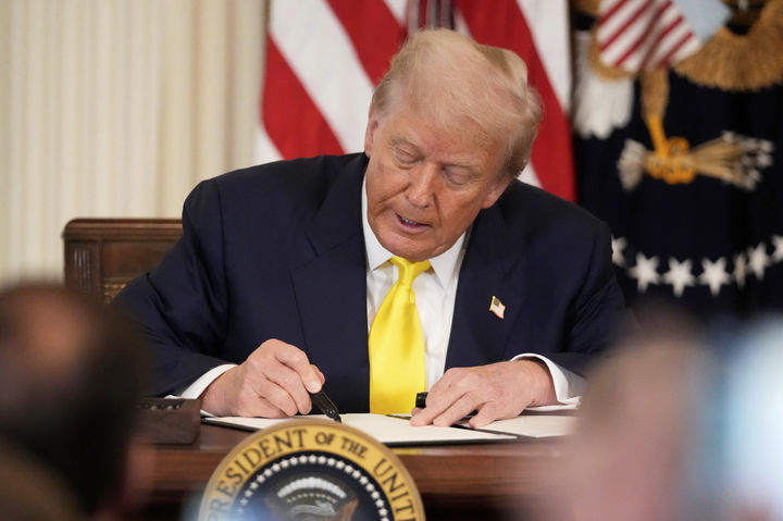 [워싱턴=AP/뉴시스] 도널드 트럼프 미국 대통령이 7일(현지 시간) 백악관 이스트룸에서 8월 7일을 공식 '국가 퍼플하트의 날'로 선언하는 선언문에 서명하고 있다. 2025.08.08.