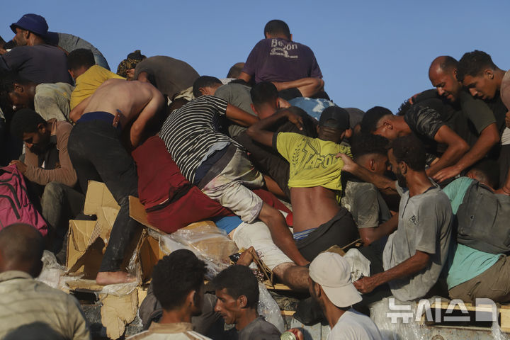 [AP/뉴시스] 4일 가자 남단 모락 회랑에 들어온 국제구호 트럭 바닥 위로 배고픈 가자인들이 뛰어올라 구호 박스 하나라도 집으려 애쓰고 있다  