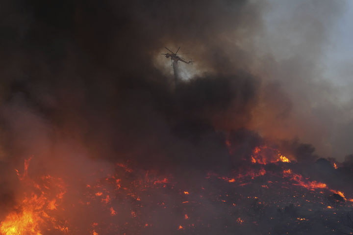 [할시 캐니언=AP/뉴시스] 7일(현지 시간) 미 캘리포니아주 할시 캐니언에서 소방 헬기 한 대가 '캐니언 파이어' 산불 현장에 물을 투하하고 있다. 2025.08.08.