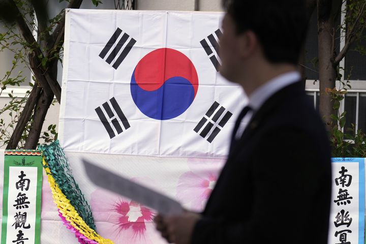 [나가사키=AP/뉴시스] 8일 일본 나가사키 평화공원 인근에서 나가사키 원자폭탄 투하 80주년을 맞아 한국인 원폭 희생자 위령제가 열리고 있다. 미국은 제2차 세계대전 중이던 1945년 8월 6일 히로시마에 우라늄 원폭 '리틀보이'(Little Boy)를, 9일에는 나가사키에 플루토늄 원폭 '팻맨'(Fat Man)을 투하해 일본의 무조건 항복을 받아냈다. 2025.08.08.