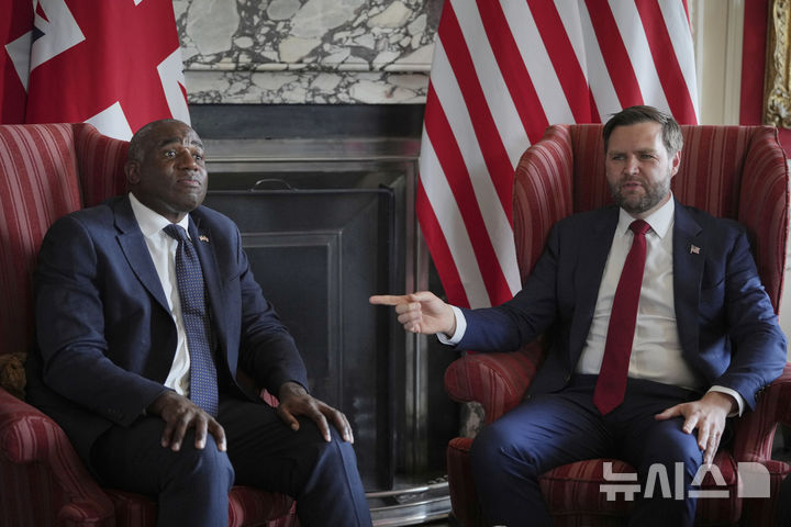 [켄트=AP/뉴시스] 미국 JD 밴스 부통령(오른쪽)이 8일 영국 런던 외곽 외무장관 관저 체브닝하우스에서 데이비드 라미 외무장관과 회담을 갖고 있다.2025.08.09.
