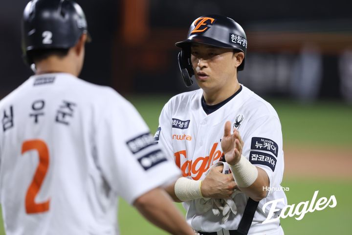 [서울=뉴시스] 프로야구 한화 이글스의 손아섭이 7일 대전 한화생명볼파크에서 열린 2025 신한 쏠뱅크 KBO리그 KT 위즈와의 경기에 들어서고 있다. (사진=한화 이글스 제공) 2025.08.07. *재판매 및 DB 금지