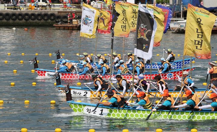 [통영=뉴시스] 신정철 기자= 경남 통영시의 대표 축제인 제64회 통영한산대첩축제가 7일 한산도 제승당에서 축제 개막을 알리는 고유제를 시작으로 오는 8일부터 14일까지 7일간 통영한산대첩광장, 강구안 문화마당, 이순신공원, 무전대로 등 통영시 일원에서 열린다. 사진은 지난해 거북선 노젓기 대회 모습.(사진=통영시 제공).2025.08.08. photo@newsis.com *재판매 및 DB 금지