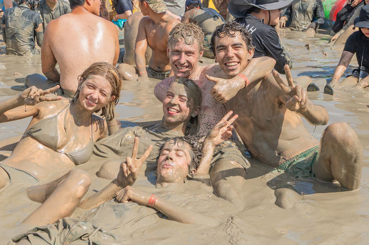 [보령=뉴시스] '제28회 보령머드축제'를 찾아 즐거운 한때를 보내고 있는 외국인 관광객들. (사진=보령시 제공) 2025.08.08. photo@newsis.com *재판매 및 DB 금지