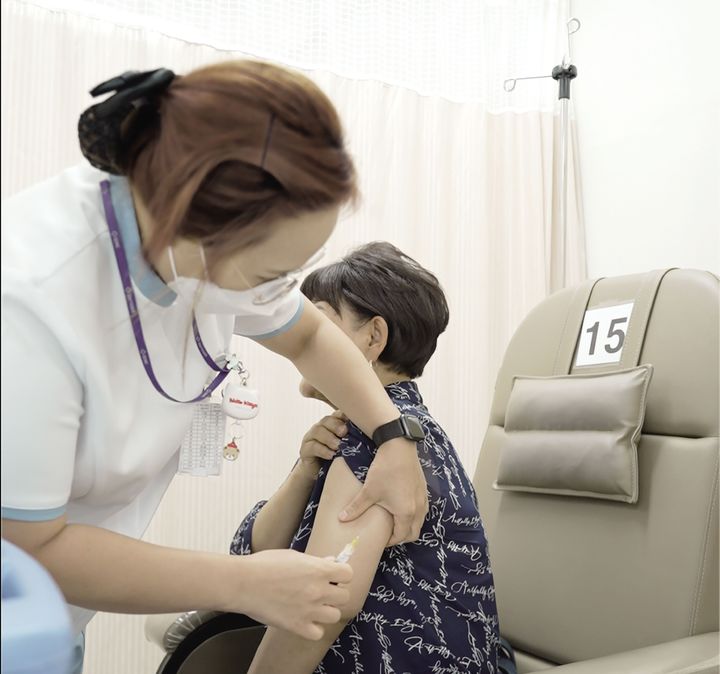 [성남=뉴시스] 한 성남시민이 의료기관에서 대상포진 예방접종을 하고 있다.(사진=성남시 제공)2025.08.08.photo@newsis.com *재판매 및 DB 금지