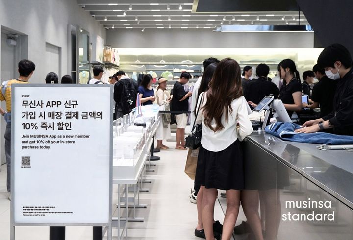 [서울=뉴시스] 무신사는 자사 모던 베이식 캐주얼웨어 브랜드 '무신사 스탠다드'가 오프라인 스토어 확대에 따라 2025년 1~7월 누적 방문객 1300만명을 기록했다고 8일 밝혔다.(사진=무신사 제공_ *재판매 및 DB 금지