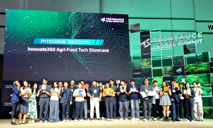 [세종=뉴시스] 한국농업기술진흥원(농진원)은 지난달 30일 '2025년 글로벌 액셀러레이팅 지원사업' 참여기업 20곳이 해외 시장 공동 진출을 위한 협력체계 구축 업무협약(MOU)을 체결했다고 8일 밝혔다. (사진=농진원 제공) 2025.08.08. photo@newsis.com *재판매 및 DB 금지