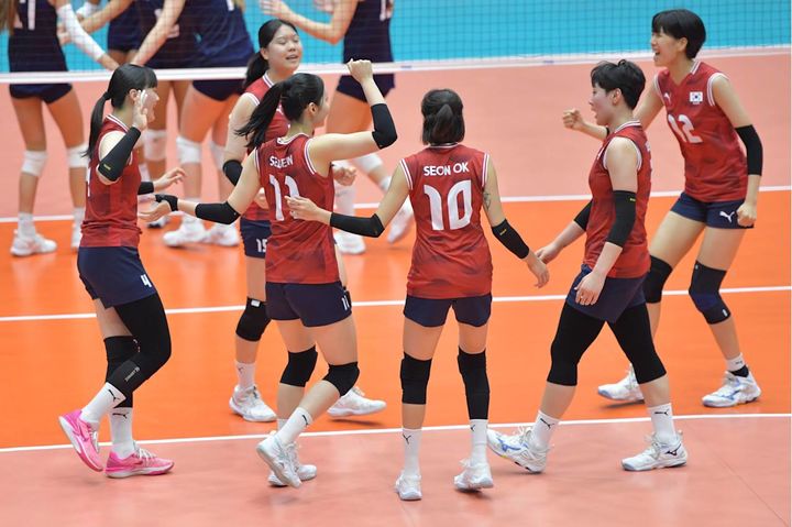 [서울=뉴시스] 한국 여자 U-21 대표팀이 7일 인도네시아 수라바야에서 열린 2025 국제배구연맹(FIVB) U-21 세계선수권대회 B조 조별리그 첫 경기에서 미국을 상대로 득점을 올린 뒤 환호하고 있다. (사진=FIVB 홈페이지 캡처) 2025.08.07. *재판매 및 DB 금지